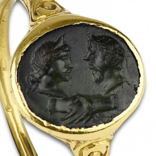 Renaissance gold ring with an ancient plasma intaglio - Antique Jewellery Style 