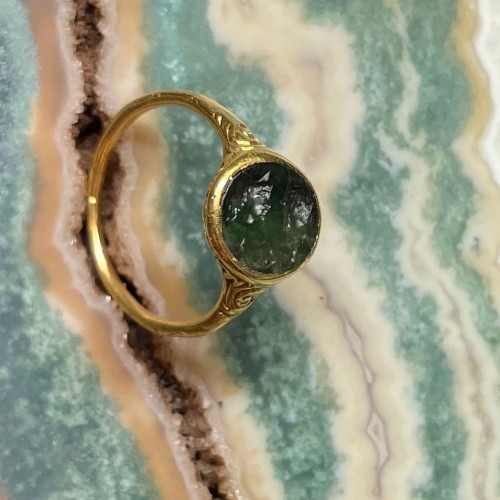 XVIe siècle et avant - Bague en or Renaissance avec une intaille plasma ancienne