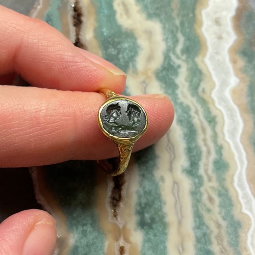 Renaissance gold ring with an ancient plasma intaglio - 