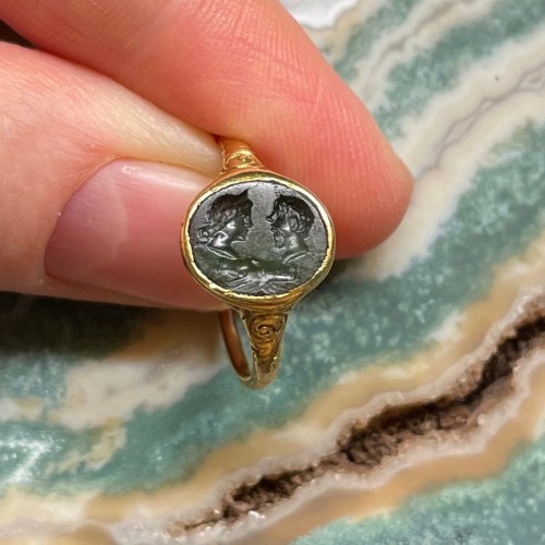 Antiquités - Renaissance gold ring with an ancient plasma intaglio