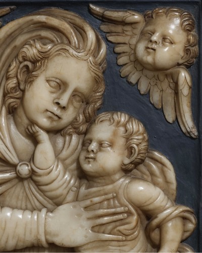 Art sacré, objets religieux  - Relief en albâtre de la Vierge à l'enfant avec des anges, Espagne XVIe siècle