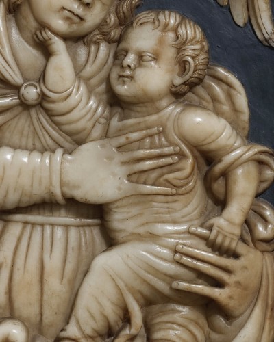 XVIe siècle et avant - Relief en albâtre de la Vierge à l'enfant avec des anges, Espagne XVIe siècle