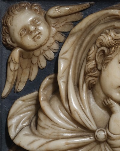 Relief en albâtre de la Vierge à l'enfant avec des anges, Espagne XVIe siècle - 