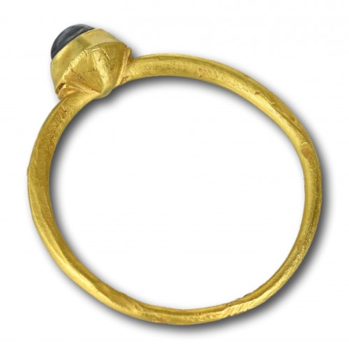 Bijouterie, Joaillerie  - Bague étrier médiévale sertie d'un saphir cabochon. Angleterre 13e/14e siècle