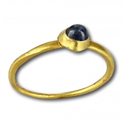 Antiquités - Medieval stirrup ring set with a cabochon sapphire.England 13/14th century