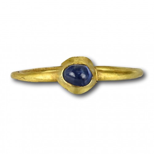 Antiquités - Bague étrier médiévale sertie d'un saphir cabochon. Angleterre 13e/14e siècle