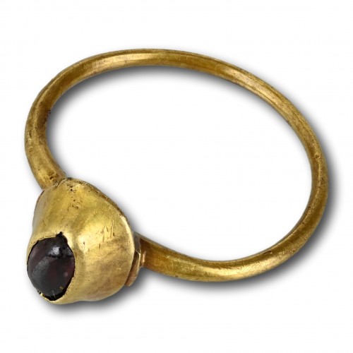 Bijouterie, Joaillerie  - Bague étrier médiévale sertie d'un grenat cabochon, Angleterre 13e/14e siècle