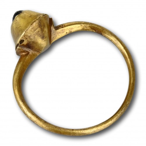 Bague étrier médiévale sertie d'un grenat cabochon, Angleterre 13e/14e siècle - Matthew Holder