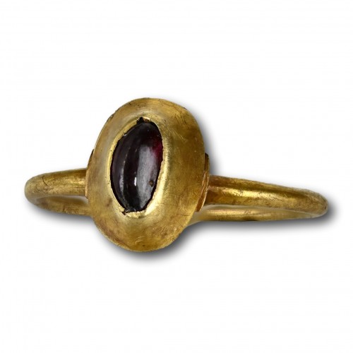 XIe au XVe siècle - Bague étrier médiévale sertie d'un grenat cabochon, Angleterre 13e/14e siècle