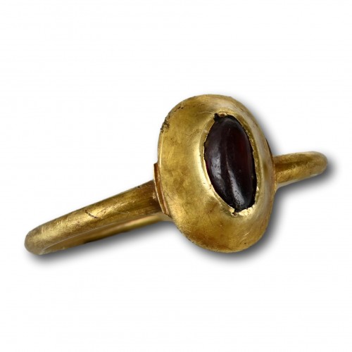Medieval stirrup ring set with a cabochon garnet, England 13/14th century - 