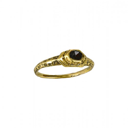 Delicate Renaissance gold ring set with a diamond