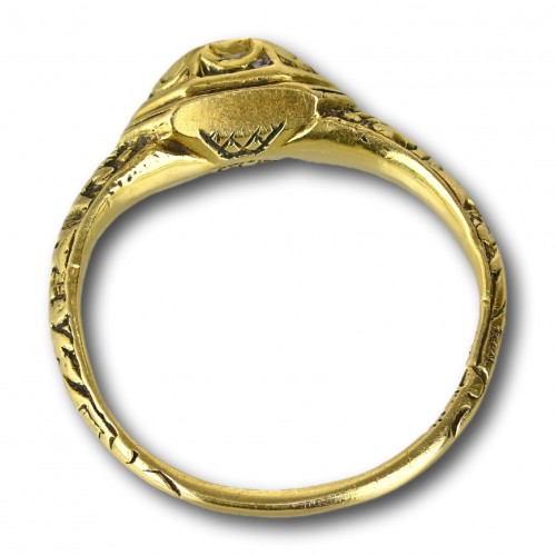 Delicate Renaissance gold ring set with a diamond - Antique Jewellery Style 