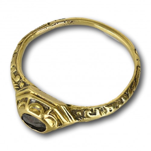 Antique Jewellery  - Delicate Renaissance gold ring set with a diamond