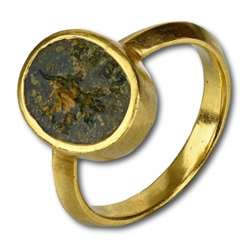 Gold ring with a magical jasper intaglio of a lizard. Roman, 2nd-3rd Centur - 