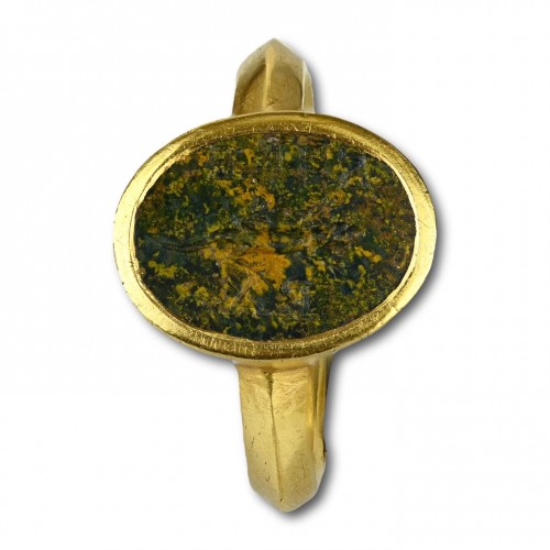 BC to 10th century - Gold ring with a magical jasper intaglio of a lizard. Roman, 2nd-3rd Centur
