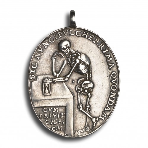 Médaille vanité en argent avec un squelette et un buste de femme, Allemagne XVIIe siè - Matthew Holder