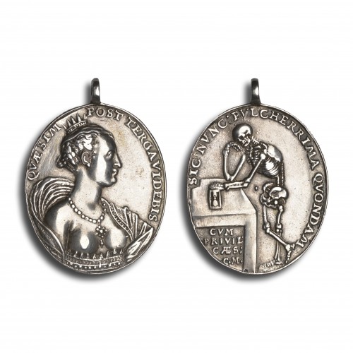 XVIIe siècle - Médaille vanité en argent avec un squelette et un buste de femme, Allemagne XVIIe siè