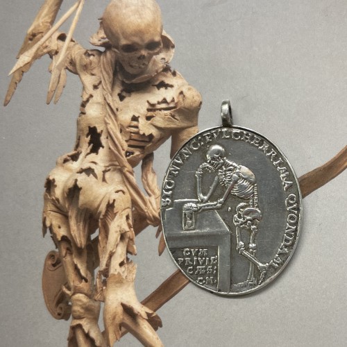 Antiquités - Médaille vanité en argent avec un squelette et un buste de femme, Allemagne XVIIe siè