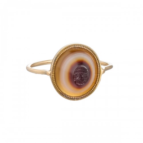 Bague géorgienne en or avec une ancienne intaille en agate à bandes représentant un m