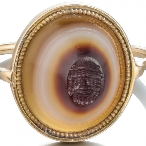 Georgian gold ring with an ancient banded agate intaglio of a Bacchic mask. - Antique Jewellery Style 