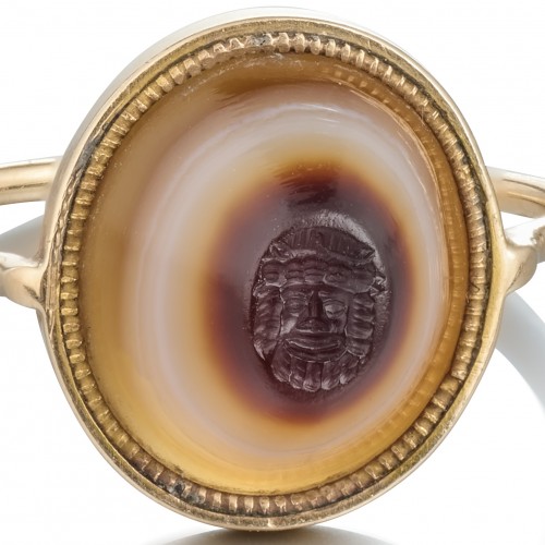 Bague géorgienne en or avec une ancienne intaille en agate à bandes représentant un m - Bijouterie, Joaillerie Style 