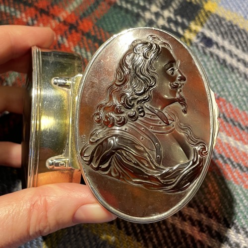  - John Obrisset tortoiseshell snuff box of Charles Ist