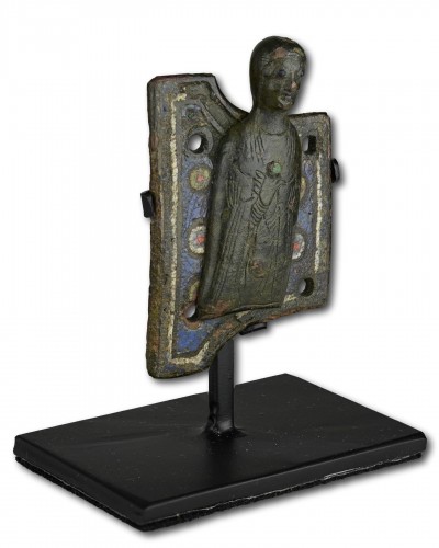XIe au XVe siècle - Appliqué en cuivre émaillé champlevé d'un Saint,  Limoges 13e siècle