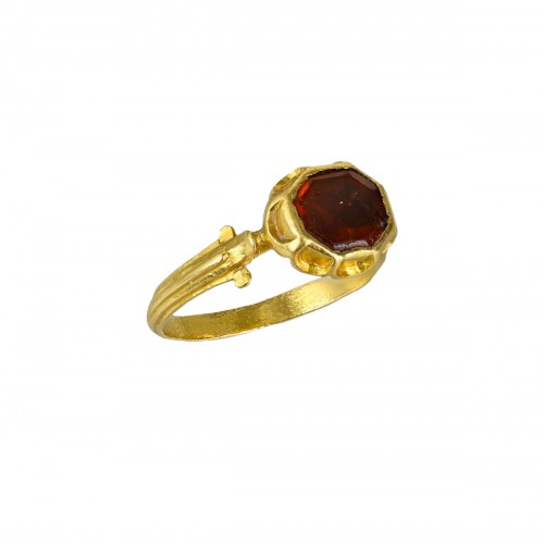 Renaissance gold ring with a hessonite garnet.
