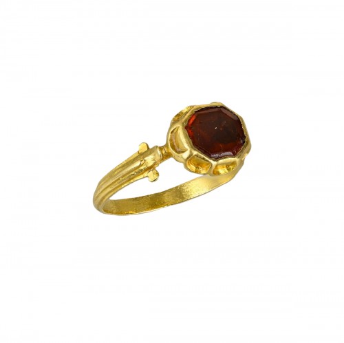 Bague Renaissance en or avec un grenat hessonite