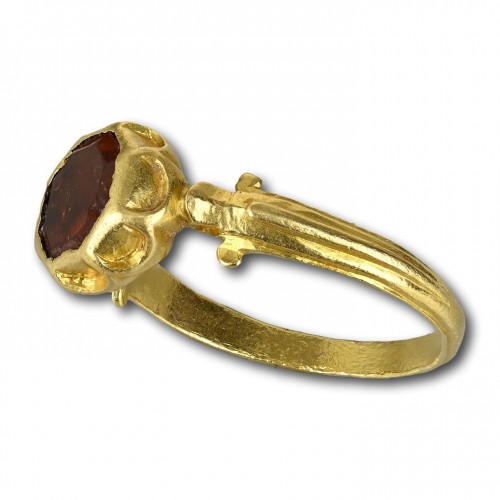 Renaissance gold ring with a hessonite garnet. - Antique Jewellery Style 