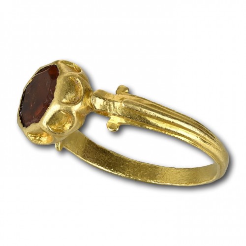 Bague Renaissance en or avec un grenat hessonite - Bijouterie, Joaillerie Style 