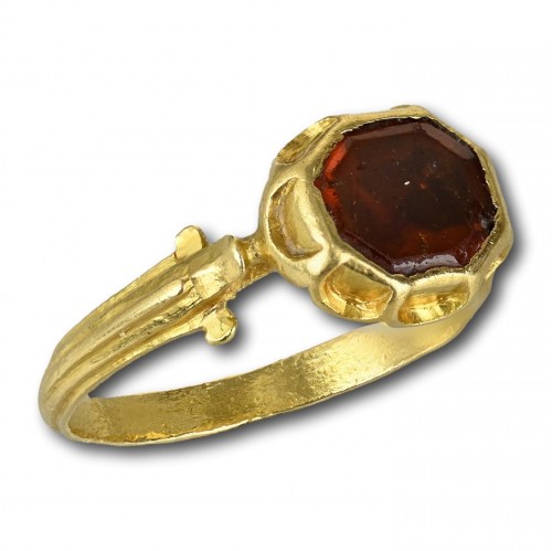 Renaissance gold ring with a hessonite garnet. - 