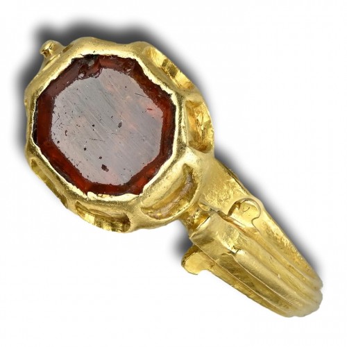  - Bague Renaissance en or avec un grenat hessonite