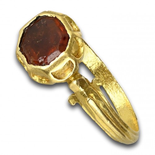 Antiquités - Bague Renaissance en or avec un grenat hessonite