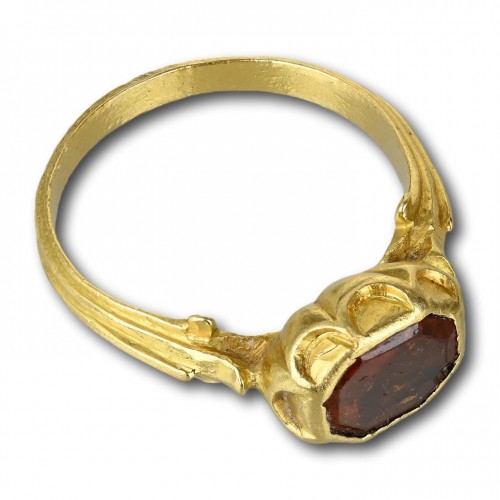 Antiquités - Bague Renaissance en or avec un grenat hessonite