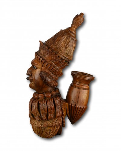 A figural coquilla pipe, French Colonies early 19th century - 