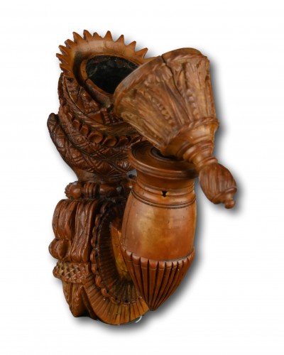 Antiquités - A figural coquilla pipe, French Colonies early 19th century