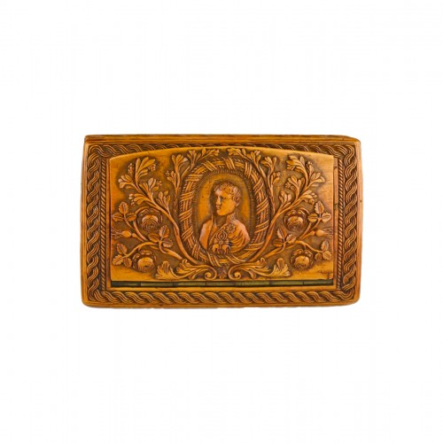 Boxwood snuff box carved in relief with foliage. Italy early 19th century