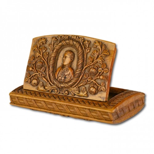 Boxwood snuff box carved in relief with foliage. Italy early 19th century - Collectibles Style 
