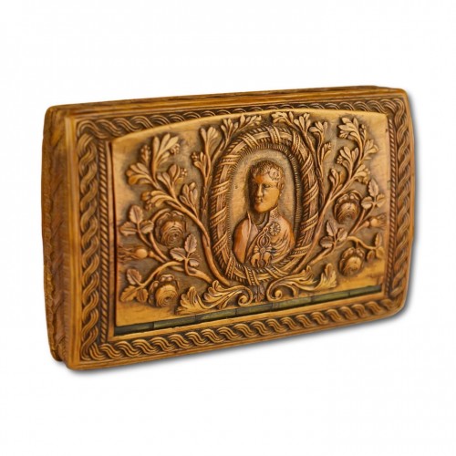 Collectibles  - Boxwood snuff box carved in relief with foliage. Italy early 19th century