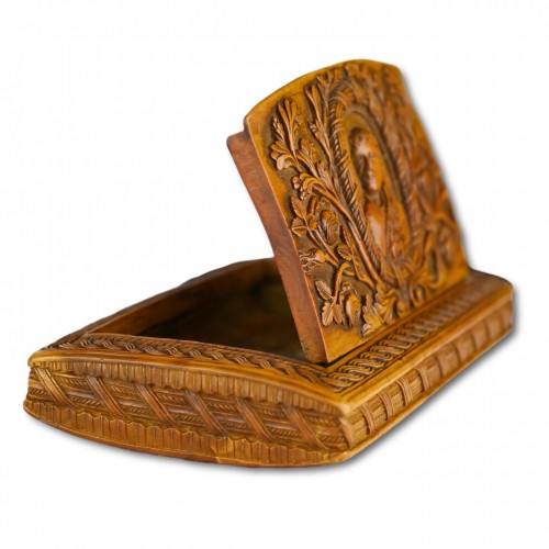 Boxwood snuff box carved in relief with foliage. Italy early 19th century - 