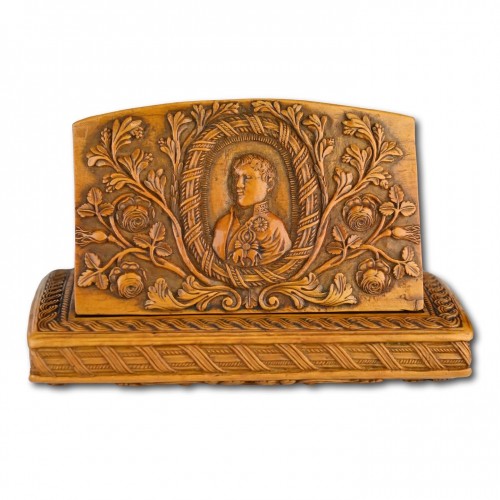 19th century - Boxwood snuff box carved in relief with foliage. Italy early 19th century