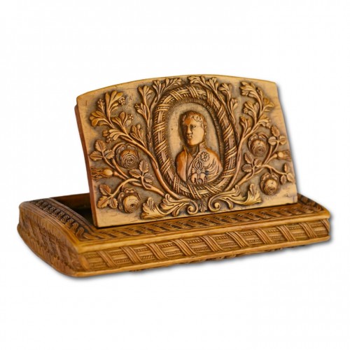 Boxwood snuff box carved in relief with foliage. Italy early 19th century - 