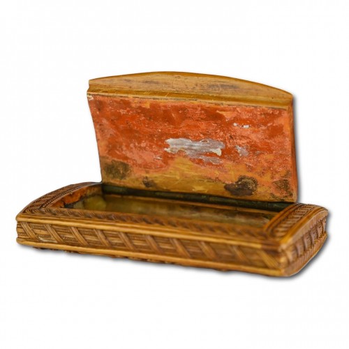  - Boxwood snuff box carved in relief with foliage. Italy early 19th century
