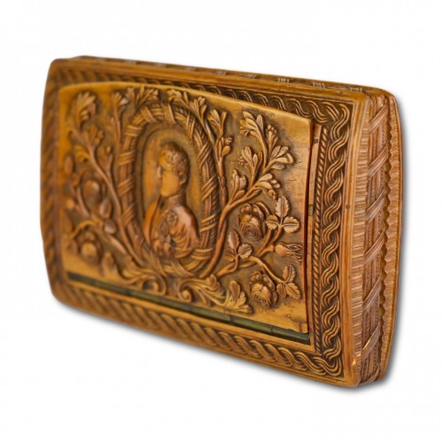 Antiquités - Boxwood snuff box carved in relief with foliage. Italy early 19th century