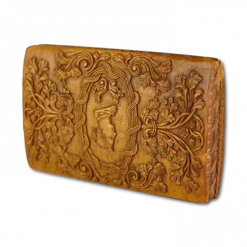 Antiquités - Boxwood snuff box carved in relief with foliage. Italy early 19th century