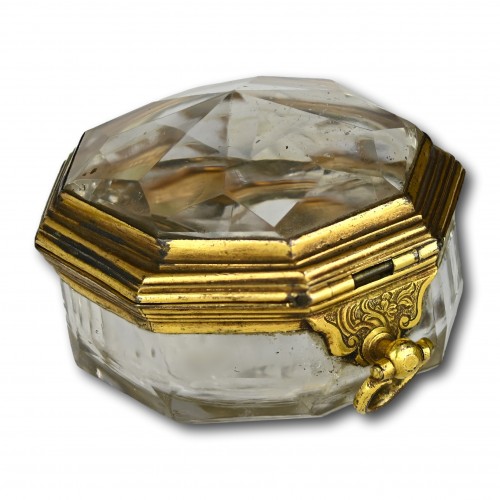 XVIIIe siècle - Boîtier de montre de poche en métal doré monté en cristal de roche, France VIIIe siècle