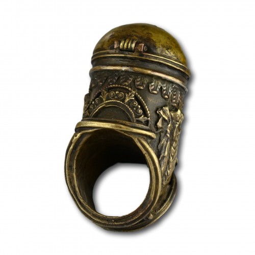 Bijouterie, Joaillerie  - Bague à gant Renaissance en bronze ornée d'un encrier, Italie 16e /17e siècle