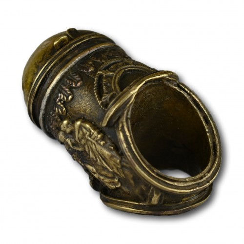 Bague à gant Renaissance en bronze ornée d'un encrier, Italie 16e /17e siècle - Matthew Holder