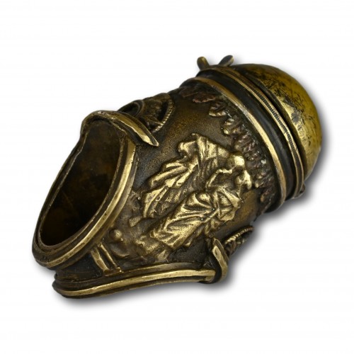 <= 16th century - Renaissance bronze glove ring with an inkwell, Italy16th / 17th century